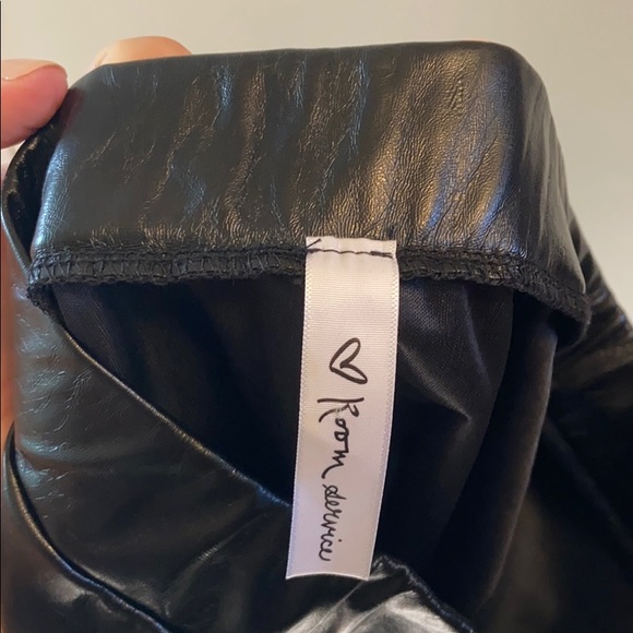 Black zip up skirt - Picture 3 of 3